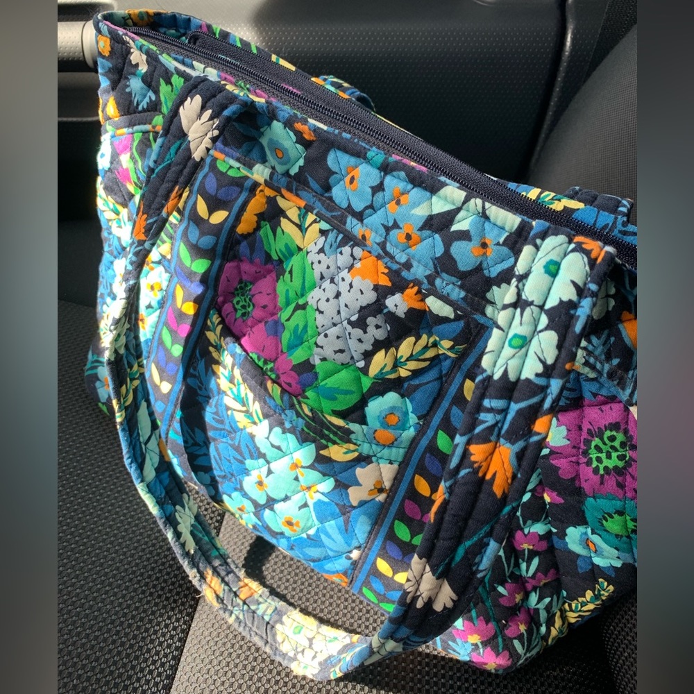 Vera Bradley beautiful spring floral quilted bag 7 pockets